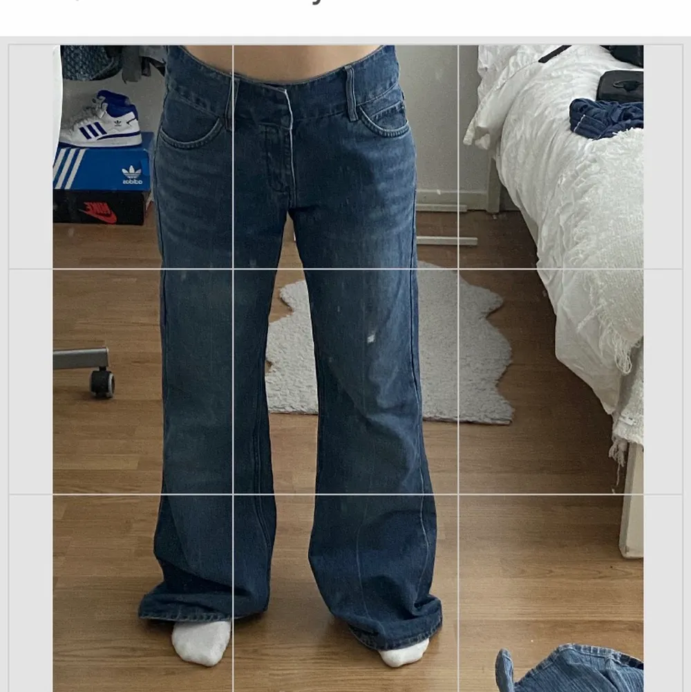 Lågmidjade vintage esprit jeans, dem är i stolek 40, så sitter baggy på mig och jag är 165 och brukar ha typ 30 i midjan. Skulle säga att dem sitter som ett par 33/34. Jeans & Byxor.