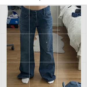 Vintage lågmidjade esprit jeans - Lågmidjade vintage esprit jeans, dem är i stolek 40, så sitter baggy på mig och jag är 165 och brukar ha typ 30 i midjan. Skulle säga att dem sitter som ett par 33/34
