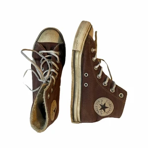 Bruna converse  - Bruna converse, storlek 39. Köpta secondhand. Inga defekter förutom uppenbart välanvända :D
