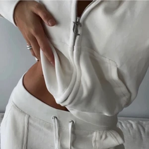 Juicy sett!! - Säljer nu mitt jätte fina juicy sett för att jag tycker det är lite tight på mig Xs i byxan S i koftan, slutsåld, ny pris 2300kr. Inga defekter💕💕Hör av er!! 