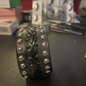 Armband med nitar - Säljer detta armbandet då jag inte gilla det så mycke