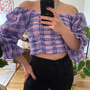 Rutig topp från Zara - Rutig topp i bomull från Zara! Så fin till våren/sommaren! Aldrig använt denna då den inte riktigt är i min stil och vill därför att den kommer till användning hos någon annan 💜✨