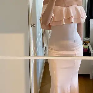Säljer denna eleganta långa klänningen i baby rosa (tjockt tyg) att man ser knappt igenom. Har en likadan i blå färgen också. Använd få timmar, pris går även att diskuteras vid snabb affär💗