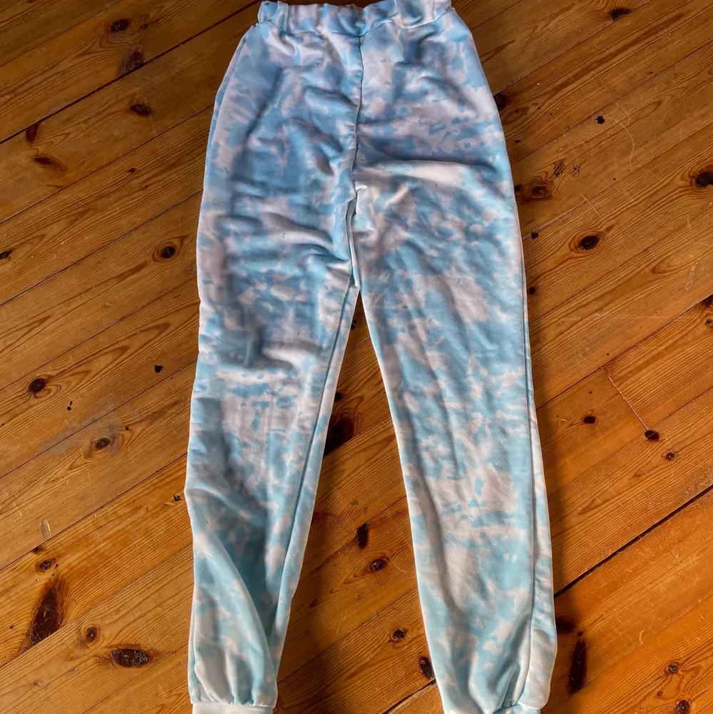 Säljer mina oanvända mjukisbyxor från boohoo i babyblue cloud print. 💙 supersnygga men fel strl, muddar upp & nertill, köpare står för frakt 😇 dm för bilder / frågor. Jeans & Byxor.