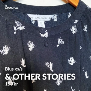 & other stories blus m kaktusprint xs/s - Nyskick! Storlek 36 men ganska liten, xs/s. Klädda knappar som knäpps snett över blusen. Superfin! 
