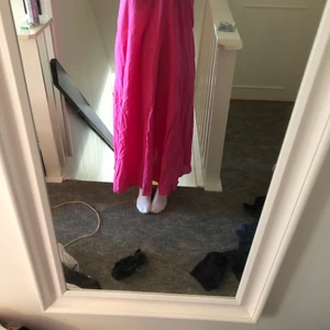 Långklänning rosa - En rosa jätte söt långklänning från H&M. Volanger på ärmarna. Andvänd max 5 gånger 