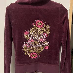 Juicy Couture kofta - Juicy Couture huvtröja med motiv på ryggen. Alla diamanter sitter kvar. Vintage stil.