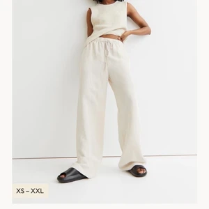 Linnebyxor  - Säljer superfina ljusbeigea linnebyxor från HM! Helt oanvända och lappen sitter kvar, säljer pga råkade beställa 2. Ganska långa, de är typ 5cm för långa för mig som är 165cm! (Lånade bilder pga är utomlands så har ingen bild på d men skriv ifall du vill ha en bild så fixar jag när jag kommer hem!)💗💗