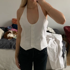 Vit Halterneckväst - Så snygg halterneckväst. Vit och beige randig. Säljer pga att den är för stor för mig:( strl:M 