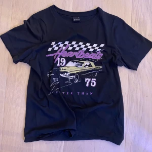 Tröja med tryck  - Jag har använt plagget ett fåtal gånger och säljer då den bara ligger i min gaderob och inte gör någon nytta:)