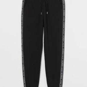 Svarta sweatpants - Här är resten av setet till hoodien som jag la ut. Som ni kan se på den sista bilden så finns det ett litet hål som jag kommer sy ihop senare, men förutom det så är dem i jättebra bra skick! (Nypris 150kr) Skriv ifall ni är intresserade!😊