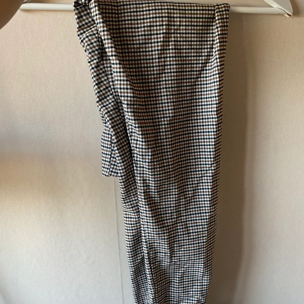 Skinny fit trousers. Size s with checkered patterned. Selling because I cannot fit in them anymore. Jeans & Byxor.
