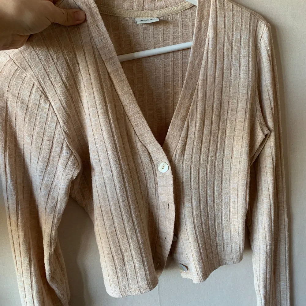 Size s soft cream cardigan from asos. Tröjor & Koftor.