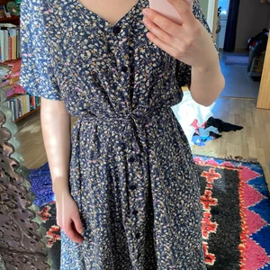Blommig vintage klänning strl M-L - Fin blommig vintage klänning i tunnt material. Knyt i midjan. 