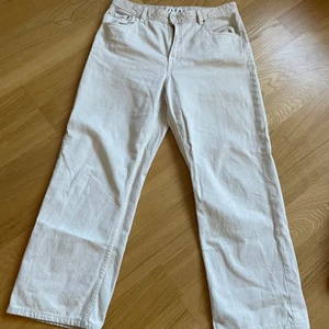 Stay byxor strl L - Byxorna är stora i storleken, själv har jag sytt upp dom, men inte alls mycket. Säljs för att dom är för stora. Vida i modellen. Köptes i slutet av slutet på förra året, har använt dom ett fåtal gånger. Väldigt fint skick.