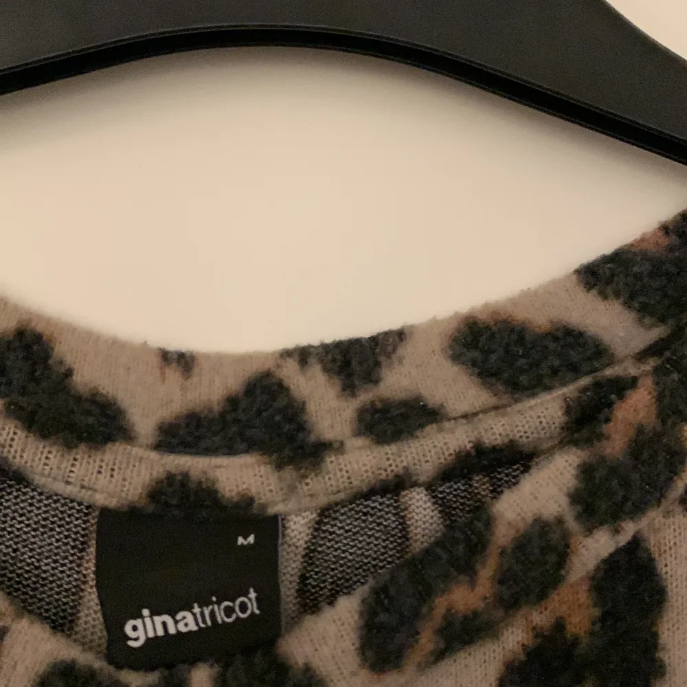 Säljer den då den inte används längre. En leopardmönstrad tröja i mjukt material från Gina Tricot i storlek M. Den är i fint skick. Köparen står för frakten🤍. Tröjor & Koftor.