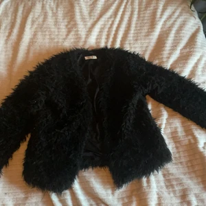 Glittrig svart H&M kofta⚡️ - Svart H&M kofta, lite glittrig. Inte jätte använd men hyfsat.💞 Storlek 158/164⚡️