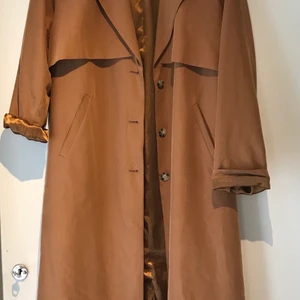 Brun trenchcoat från Monki i storlek L - Brun trenchcoat från Monki i storlek L, snygg som oversize