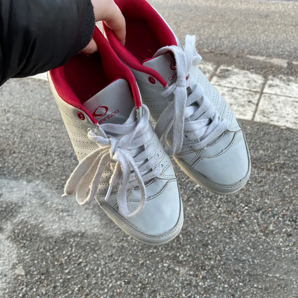 Vita catmandoo sneakers i fint skick. Med röda detaljer. Säljer pågrund av att de är lite stora för mig som egentligen är en 36/36,5. Skor.