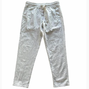 Linnebyxor  - Linnebyxor i jätte bra skick, luftiga och skön passform.