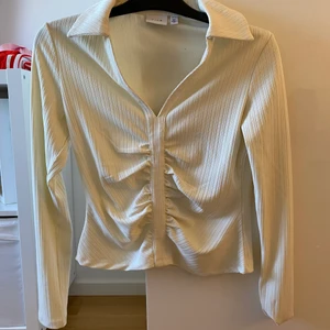 Vila - Säljer denna fina topp, har endast avänts 1 gång men säljer pågrund av att de inte är min stil, nypris 259kr❤️
