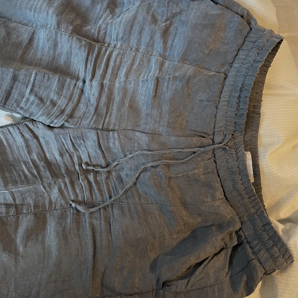 Jättesnygga grå pösiga byxor från Zara✨ perfekta till våren/sommaren!!. Jeans & Byxor.