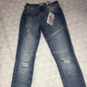 Slitna jeans endast testade storlek S/32 kan även passa XS/34 