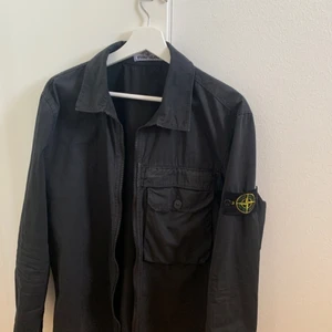 Stone island overshirt - Säljer min supersnygga stone island overshirt i storlek L. Endast använd 2-3 gånger och säljes då den är lite för stor för mig. Den passar M/L och är köpt på NK i sthlm, nypris cirka 3000. Priset går att diskutera