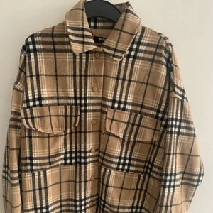 Missguided vårjacka shacket - Bara använd engång jätte fint mönster påminner om burberry skjortor 