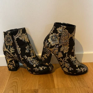 Blommiga klackskor - Använda 1 gång, är storlek 40 men väldigt liten i storleken. Har dragkedja på insidan av foten. Ordinarie pris 450kr
