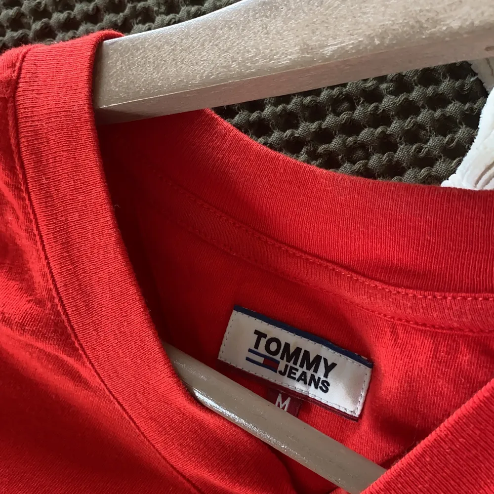 Säljer denna nästintill oanvända t-shirt från tommy hilfiger/Tommy jeans, i strl m! Väldigt skön! . T-shirts.