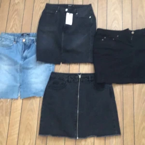 Jeans kjolar  - Säljer fyra st kjolar som är i jeans material.Pga de passade inte efter köpet. Den blåa kjolen är i str 38 och är oanvänd bara testad.Den kommer från bikbok.Den svarta kjolen str 38 från bikbok,oanvänd bara testad.Den mer svarta kjolen är använd och är i str 38 från joy.Den svarta med dragkedja är str 42 och är från bikbok,oanvänd bara testad.Den är ganska liten i storleken så de blir som en 38/40.Dessa legade bara i min garderob så det ska bli kul och få sälja de till någon där de kommer i anvä