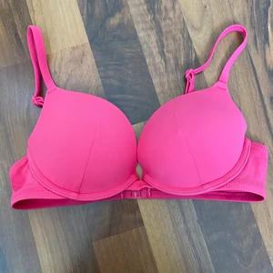 Bikinitopp  - Jättefin bikinitopp från Lindex i storlek 75B, ställbara band. Frakt 45kr