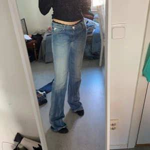 skitsnygga lågmidjade jeans - Ett par as fina jeans från replay som är köpta på sellpy, de är i väldigt bra skick och är använda fåtal gånger. Skriv om ni har frågor eller vill ha flera bilder❤️