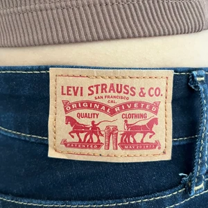 LEVIS JEANS - Jeans, köpta på Levis i London. Säljer då jag helt enkelt inte använder dom 