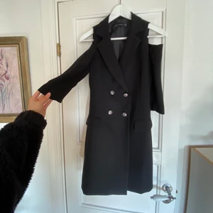 Kavajklänning  - Säljer denna fina kavajklänning från chiquelle endast använd 1-2 gånger. Passar XS ❤️ 120 kr ❤️