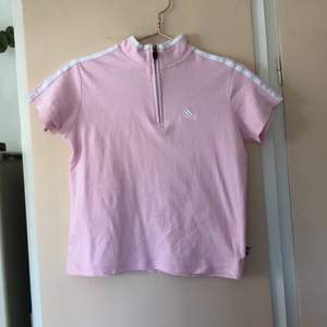 Som ny adidas tröja i bubbelgum rosa färg, passar som en s, jag funderar på om folk är intresserade av köpa den