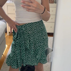 Kjol -  Somrig och fin blommig kjol!