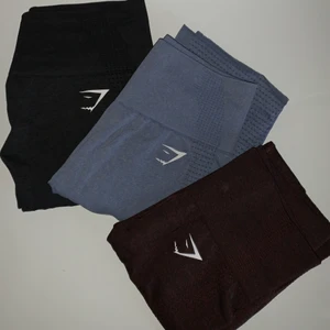 gymshark vital seamless tight - INTRESSEKOLL!!! Jag har 3 vital seamless tights i den gamla modellen som tyvärr blivit lite för små. De svarta och blå är sålda