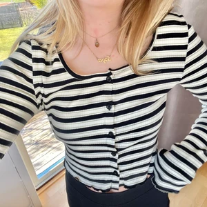 Randig tröja - En fin randig tröja som kan användas som kofta och bara tröja. Använd få gånger och i fint skick. Skriv om du har frågor. Köparen står för frakt💞