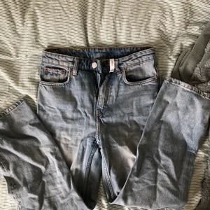 Jeans weekday - Blåa jeans från weekday i modellen voyage. Storlek W24. 