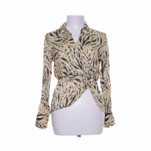 Hm blus  - Hm blus i ljusgul med zebra mönster, i storlek 38 & aldrig använd. Behövs strykas! 