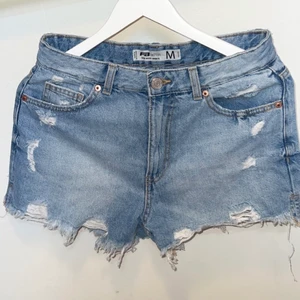 Jeansshorts i storlek M - Supercoola jeansshorts i storlek M från Newyorker. Blåa med snygga slitningar, perfekt till sommaren✨