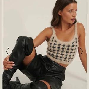 Rutig, stickad croptopp - Trendig rutig, stickad croptop från NA-KD💕storlek M. Bara använt någon enstaka gång💗Köparen står för frakt