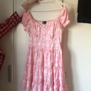 Rosa klänning med blommor - Exakt likadan som den blåa klänningen jag säljer. Superfin ljusrosa klänning från Eilly Bazar. Har använt den ca 3 gånger så inga defekter!❤️