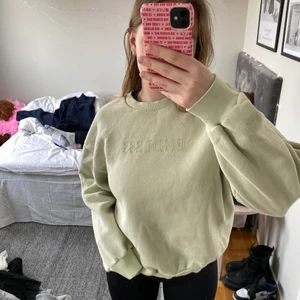 Tröja från Gina tricot  - Säljer denna tröjan från Gina tricot då den inte kommer till användning längre😊 Jag är 163 cm och tröjan är strl s