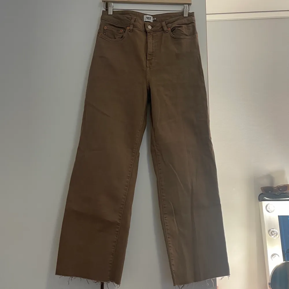 Säljer dessa jättesnygga ljusbruna jeans från lager157 i modellen ”Lane”, de är highwaisted och är en rak modell! . Jeans & Byxor.