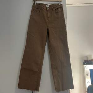 Säljer dessa jättesnygga ljusbruna jeans från lager157 i modellen ”Lane”, de är highwaisted och är en rak modell! 