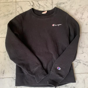 Champion Crewneck - Jättefin Champion tröja som är knappt använd. Säljer då den inte kommer till användning. 