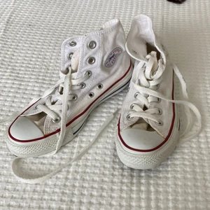 VITA CONVERSE - säljer mina vita converse storlek 35! vita men aningen missfärgade på ”tungan”?! under snörningen. annars väldigt fräscha och i mycket bra skick!